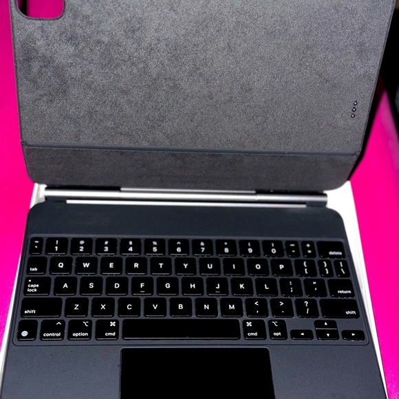 Apple Magic Keyboard 11-inch iPad Pro 1st, 2nd, 3rd Gen and iPad Air 4th,5th Gen - Picture 8 of 10